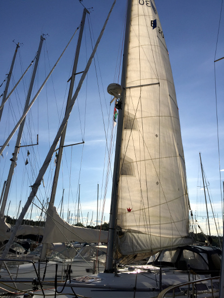 Drying the mainsail after a sponge-down (no scrubbing allowed) 